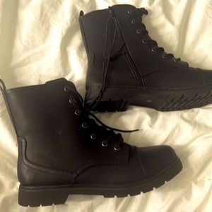 They are from Arizona Jean co they are a size 9 in woman’s